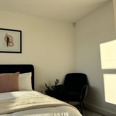 Manchester Apt, Free Parking, Business, Couples & Families Extérieur photo