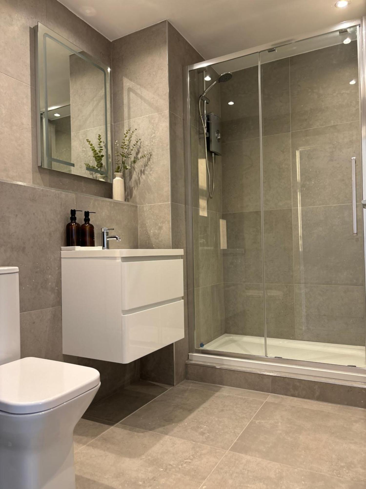 Manchester Apt, Free Parking, Business, Couples & Families Extérieur photo
